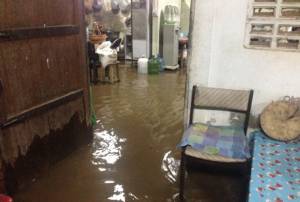 เดือดร้อนหนักมาก.. ฝนถล่มกันทรลักษ์ท่วมบ้าน ปชช.ซ้ำซากมาหลายปี วอนผู้ว่าฯ ช่วยด้วย (ชมคลิป)