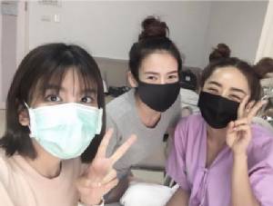“ปุยฝ้าย” ถูกหามเข้า รพ. หลังไข้หวัดใหญ่ทำพิษ ด้าน “หนูนา หนึ่งธิดา” รุดเยี่ยม