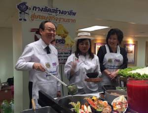 “พาณิชย์” เปิดสอนทำก๋วยเตี๋ยว คนแห่เรียนเพียบ พร้อมลุยสอนต่างจังหวัดช่วยคนจนมีอาชีพ