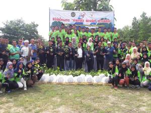 รอง ผวจ.นราฯ ร่วมปลูกต้นไม้-ปล่อยปลาอนุรักษ์สิ่งแวดล้อมที่เทือกเขาบูโด