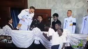 ประทับใจคนไทย แข้ง "บูร์กินา ฟาโซ" ยกมือไหว้ คล้องเหรียญอันดับ 3 คิงส์ คัพ