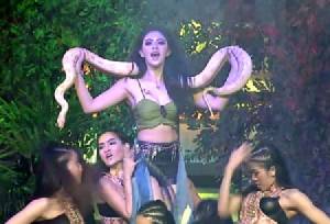 สะเด็ดสะเด่าเร่าร้อน! “ใหม่ ดาวิกา” กับเพลงที่มีงูออกมาของจริง(ชมคลิป)