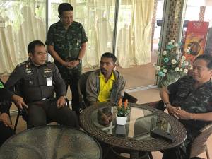 ผู้ต้องหาหมายจับระเบิดตำรวจเข้ามอบตัวแม่ทัพ 4 ยันไม่มีส่วนเกี่ยวข้อง