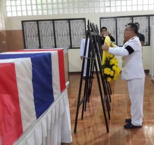 สมเด็จพระเจ้าอยู่หัว พระราชทานพวงมาลาหลวงวางหน้าหีบศพตำรวจ จ.นราธิวาส