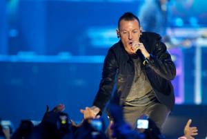 ช็อกโลก! นักร้องวงร็อกดัง “Linkin Park” เสียชีวิต เชื่อฆ่าตัวตาย