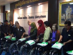 นายอำเภอและสาธารณสุขเบตง ร่วมมอบรถวีลแชร์แก่ผู้พิการด้อยโอกาส 14 คัน