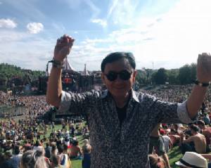 มันก็จะตื๊ดๆ แบบ EDM หน่อยๆ “ทักษิณ” โผล่เทศกาลดนตรี Tomorrowland