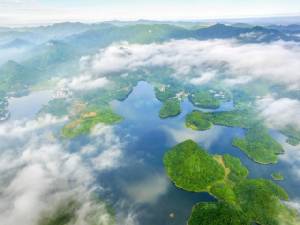 ชมภาพ ทะเลสาบไป่ฮวาในสายหมอก สวยงามดั่งเทพนิยาย