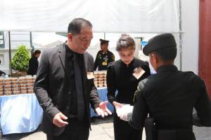 สมเด็จพระเจ้าอยู่หัว ทรงห่วงใย ปชช.เดินทางกราบสักการะพระบรมศพในหลวง ร.๙ -พระราชทานอาหาร-น้ำดื่ม