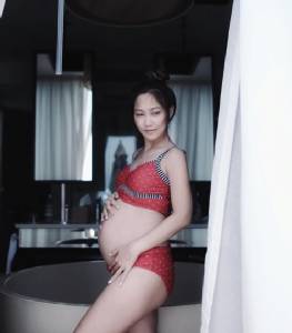 สวยแซบแบบมีคลาส!! "น้ำหวาน" ภรรยา "นาวิน ตาร์" อุ้มท้องสวมบิกินี่โชว์หุ่นริมสระ
