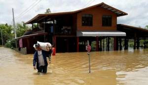 รัฐบาลจ่อออกทีวีรับเงินบริจาคช่วยน้ำท่วม สั่งเปิดศูนย์ช่วยเหลือฯ พรุ่งนี้