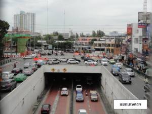 ฐานรากสะพานข้ามแยกเกษตรเสร็จแล้ว รฟม.เร่งก่อสร้างเสาและทางวิ่งรถไฟฟ้าสีเขียวต่อ