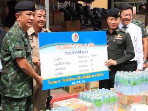 แม่ทัพ 4 รับสิ่งของบริจาคชาวยะลา เพื่อนำไปช่วยผู้ประสบภัยน้ำท่วมที่ภาคอีสาน