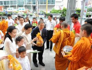 “กลุ่มบริษัทบีเจซี บิ๊กซี ร่วมใจทำบุญตักบาตรวันเฉลิมพระชนมพรรษา 28 กรกฎาคม 2560”
