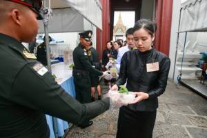 สมเด็จพระเจ้าอยู่หัว ทรงห่วงใยพสกนิกรที่เดินทางมากราบสักการะพระบรมศพในหลวง รัชกาลที่ ๙ พระราชอาหาร-น้ำดื่ม 4 มื้อ