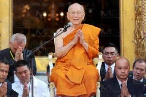 “สังฆราช” ทรงรับบริจาคสิ่งของช่วยผู้ประสบภัยน้ำท่วม