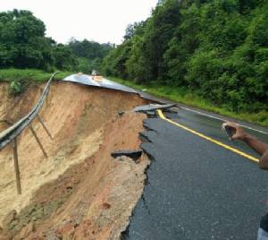 ถนนแยกโคกเคียน-เขาศกแยกเป็นหลุมใหญ่ เหตุดินคันทางสไลด์