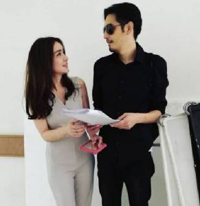 เห็นแล้วเขินแทน! “นิโคล - ศรราม” มุ้งมิ้งเยี่ยมกอง ต่อบทสบตาหวานๆ