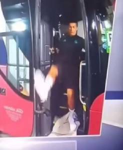 "โด้" เสียฟอร์ม ลงรถบัสเตะซูเปอร์คัพแต่หวิดหัวฟาดพื้น