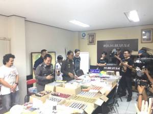 จับทอม-ดี้ ตั้งแก๊งค้ายาส่งทางพัสดุไปรษณีย์ ให้วัยรุ่นในพื้นที่ลาดพร้าว