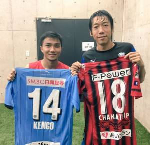 จอมเก๋า "ฟรอนตาเล" แลกเสื้อ "ชนาธิป" เชียร์ให้สู้ต่อที่ญี่ปุ่น