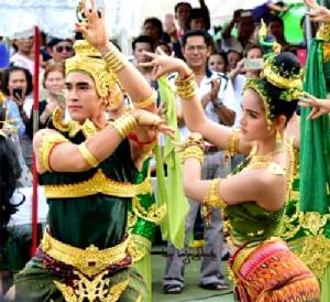 (ชมคลิป) คำชะโนดแทบแตก! “ณเดชน์ - ญาญ่า” รำบวงสรวง “นาคี 2” ถวายพ่อปู่ศรีสุทโธและแม่ย่าศรีปทุมมา