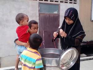 “ยีแอท่าน้ำ” เปิดบ้านเลี้ยงอาหารเด็กกำพร้า เนื่องในวันฮารีรายออิดิ้ลอัฏฮาที่บ้านเกิด