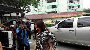 คุมตัว “สาวหลอกชายแต่งงาน” รับทราบข้อหาที่ สภ.ประตูน้ำ - บอกขอโทษเรื่องที่เกิดขึ้น