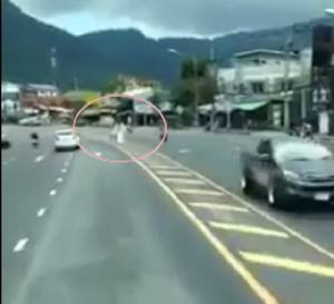 ภาพเสี่ยงตาย ! ชาวภูเก็ตห่วง หลังเจอคู่บ่าว-สาว ยืนถ่ายพรีเวดดิ้งกลางถนน หวั่นอุบัติเหตุ