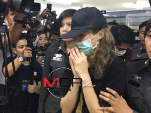 “เอมี่-แฟนหนุ่ม” ก้มหน้าเดินเข้าเรือนจำ หลังไร้ญาติขอประกันตัว
