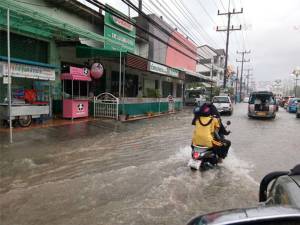 ฝนตกหนักนับชั่วโมงทำน้ำท่วมตัวเมืองพัทลุง
