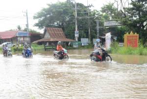 ยังอ่วม น้ำท่วมโคราชขยายวงกว้าง ถนนสายหลัก หมู่บ้านจัดสรรจมหลายโครงการ