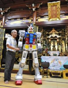 วัดพุทธญี่ปุ่น ประดิษฐานหุ่น "กันดั้ม" ให้คนสักการะ