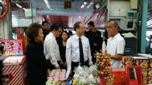 “สนธิรัตน์” ลงพื้นที่ตรวจสอบความพร้อมร้านค้าธงฟ้าประชารัฐในกรุงเทพฯ