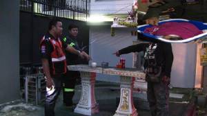 สลดแม่ใจยักษ์ใส่ลูกลงถังทิ้งหน้าศาลพระภูมิย่านนนทบุรี(มีคลิป)