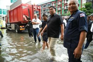 “อัศวิน” เตือน เย็นนี้ (17 ต.ค.) ชาวกรุงเตรียมร่ม-วางแผนเดินทาง คาดฝนถล่มหนัก