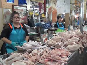 ผู้ค้าเนื้อสัตว์ในตลาดทรัพย์สินพลาซ่าสงขลา เริ่มลดปริมาณการขายลงรับเทศกาลกินเจ
