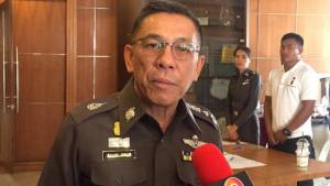 ตำรวจระบุไม่มีอำนาจจับพ่อค้าขายเข็มที่ระลึกปลอม-เกินราคา แต่ประสาน สคบ.ตรวจสอบ
