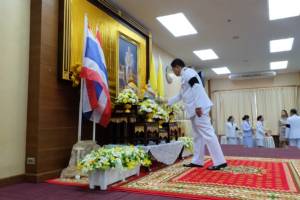 สมเด็จพระเจ้าอยู่หัว พระราชทานสิ่งของช่วยเหลือผู้ประสบอุทกภัย จ.ระนอง
