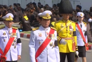 นายกฯ พร้อมภริยา เข้าทำเนียบฯ นั่งรถไปยังพระดุสิตมหาปราสาท ร่วมพระราชพิธีเชิญพระบรมศพ