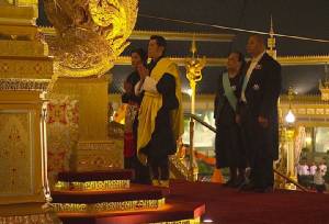 เฟซบุ๊กราชวงศ์ภูฏานเผยภาพกษัตริย์จิกมีร่วมถวายพระเพลิงพระบรมศพ พร้อมข้อความถวายอาลัยครั้งสุดท้าย “ในหลวง ร.๙”