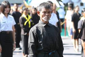 ชาวเน็ตประทับใจ “ลุงเฉี่อย” ผู้ไม่มีเข็มขัด วางดอกไม้จันทน์ถวายอาลัยในหลวง ร.๙