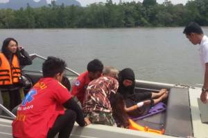คลื่นลมแรง! ซัดเรือทัวร์จีนล่มกลางอ่าวพังงา เจ้าหน้าที่เข้าช่วยได้ทัน