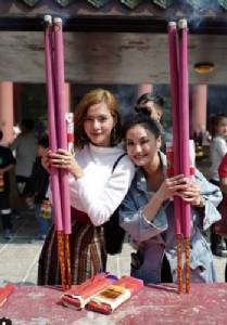 สองเพื่อนซี้ “อุ้ม-ชมพู่” ตะลุยทำบุญที่ฮ่องกง
