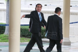 “ประยุทธ์” ลั่น “พี่ป้อม-พี่ป๊อก” ยังอยู่ “บิ๊กฉัตร” ก็อยู่ แต่ไม่รู้อยู่ไหน ไม่บอกปรับกี่คน (ชมคลิป)