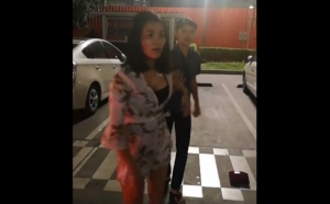 ผู้หญิงหมดสวยทันทีที่ขี้เมา! อ้วกใส่รถแท็กซี่ ไม่จ่ายไม่พอยังถีบหน้า-ทุบตีโชเฟอร์