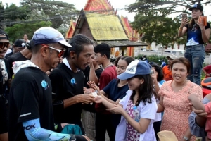 “ตูน บอดี้สแลม” ออกวิ่งวันสุดท้ายในชุมพรแล้ว แวะทำกิจกรรมกับเด็กนักเรียน ก่อนเข้าประจวบฯ ยอดบริจาคพุ่ง 310 ล้านบาทแล้ว (ชมคลิป)