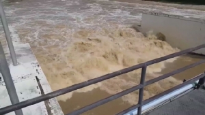 สถานการณ์แม่น้ำเพชรบุรีล่าสุดยังน่าห่วง ปริมาณน้ำมากและเพิ่มอย่างต่อเนื่อง