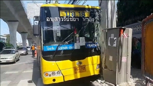 รถเมล์ ปอ.18 ซิ่งแข่งรับผู้โดยสารเสียหลักเสยเสาไฟฟ้าปากซอยจรัญ 76 เจ็บระนาว 20 ราย