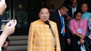 “บิ๊กป้อม” ปัดส่งสัญญาณหลังเด็ก ชทพ.ร่วม ครม. ปัดตอบ ปชป.-พท.จับมือต้านนายกฯ คนนอก